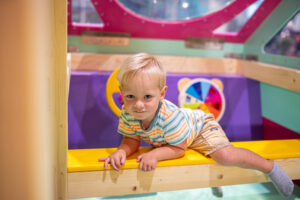 Pojke 3 år som klättrar i Jumpy Hovås lekland